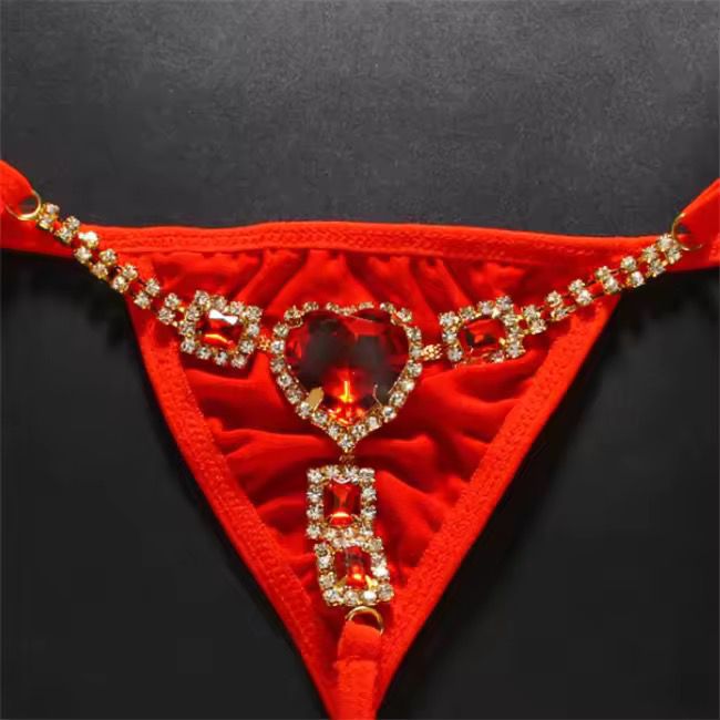 String Bijou Rouge & Strass Dorés – Lingerie Glamour Coeur